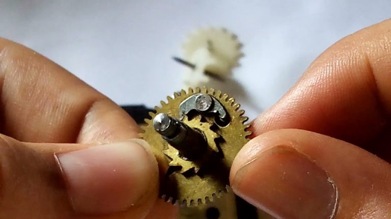 Descubre las sorprendentes piezas del reloj mec&aacute;nico en detalle