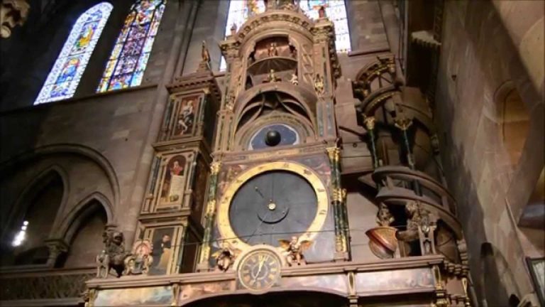 Descubre el horario del impresionante reloj de la Catedral de Estrasburgo en solo 67 caracteres.